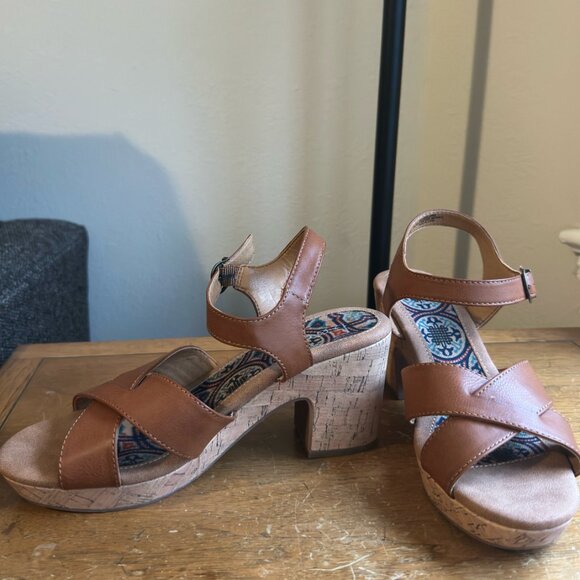 Brand new leather heeled sandals - Picture 2 of 3